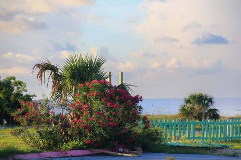 Una casa de estilo marroquí en venta por  $5.9 millones en la costa del Golfo en Florida