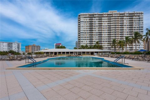 Condominio en venta en Hallandale Beach, Florida, 2 dormitorios, 128.21 m2 № 863265 - foto 26