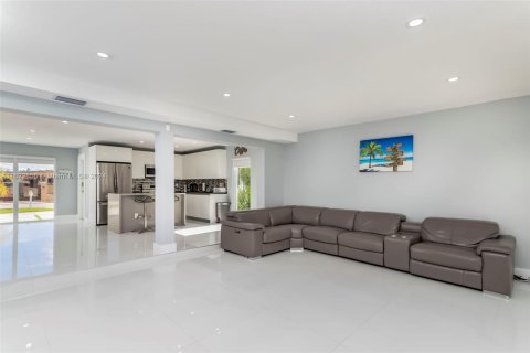 Casa en venta en Miami, Florida, 4 dormitorios, 146.14 m2 № 1310125 - foto 13