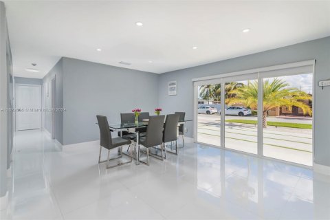 House in Miami, Florida 4 bedrooms, 146.14 sq.m. № 1310125 - photo 7