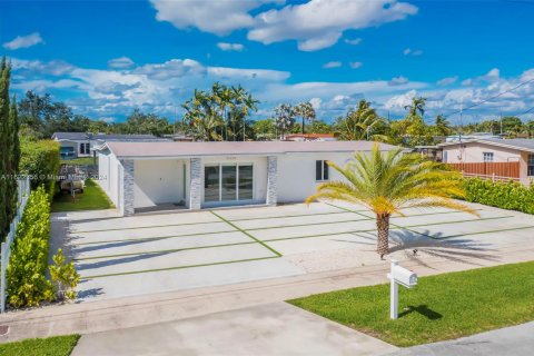 Casa en venta en Miami, Florida, 4 dormitorios, 146.14 m2 № 1310125 - foto 1