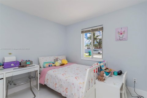 House in Miami, Florida 4 bedrooms, 146.14 sq.m. № 1310125 - photo 21