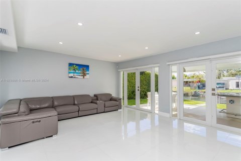 Casa en venta en Miami, Florida, 4 dormitorios, 146.14 m2 № 1310125 - foto 15