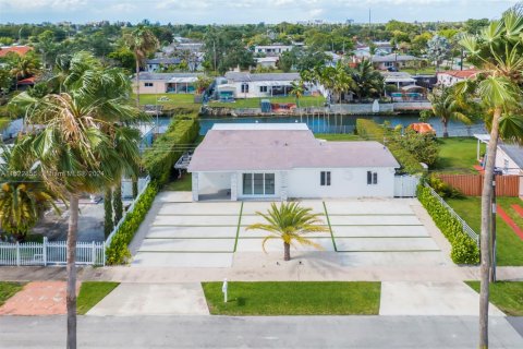 Casa en venta en Miami, Florida, 4 dormitorios, 146.14 m2 № 1310125 - foto 4