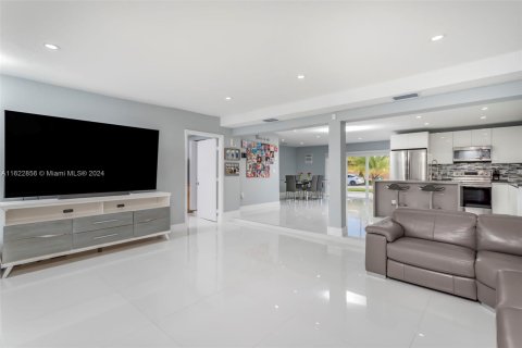 Casa en venta en Miami, Florida, 4 dormitorios, 146.14 m2 № 1310125 - foto 14