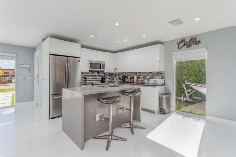 Casa en venta en Miami, Florida, 4 dormitorios, 146.14 m2 № 1310125 - foto 9