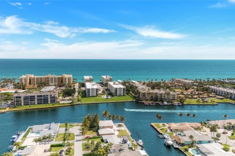 Villa ou maison à vendre à Deerfield Beach, Floride: 4 chambres, 396.88 m2 № 1310044 - photo 16