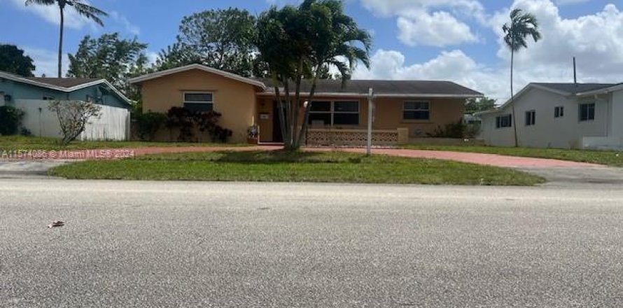 House in Hollywood, Florida 5 bedrooms, 187.76 sq.m. № 1136080