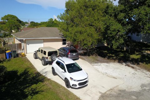 House in Jensen Beach, Florida 3 bedrooms, 150.13 sq.m. № 1228791 - photo 3