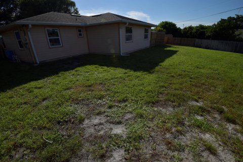 House in Jensen Beach, Florida 3 bedrooms, 150.13 sq.m. № 1228791 - photo 4