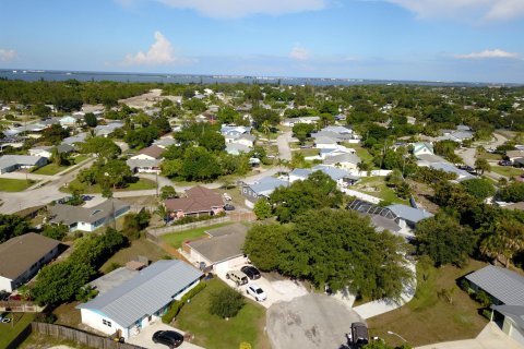 House in Jensen Beach, Florida 3 bedrooms, 150.13 sq.m. № 1228791 - photo 2