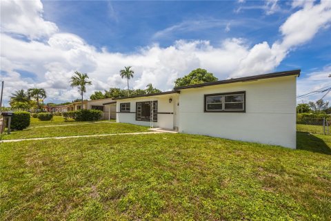 Villa ou maison à vendre à Miami Gardens, Floride: 3 chambres, 131.46 m2 № 1310419 - photo 4