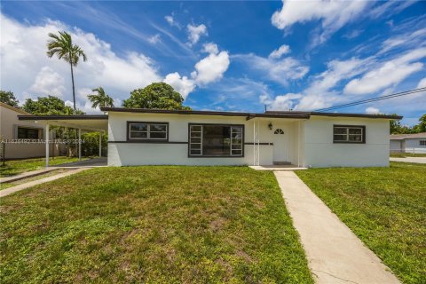 Casa en venta en Miami Gardens, Florida, 3 dormitorios, 131.46 m2 № 1310419 - foto 1