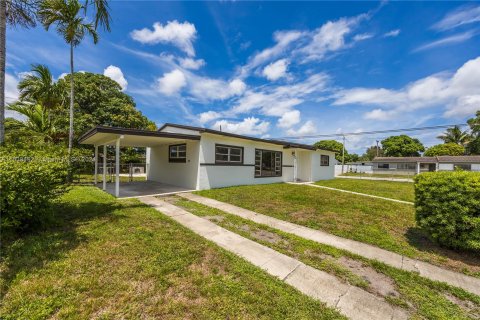 Villa ou maison à vendre à Miami Gardens, Floride: 3 chambres, 131.46 m2 № 1310419 - photo 2