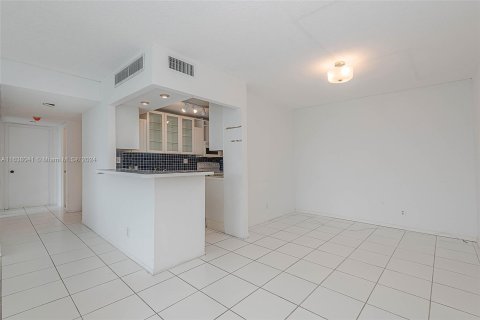 Condo in Key Biscayne, Florida, 2 bedrooms  № 1310415 - photo 8