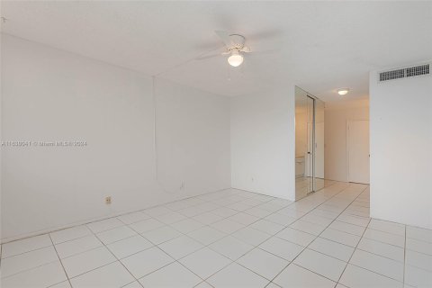 Condo in Key Biscayne, Florida, 2 bedrooms  № 1310415 - photo 18