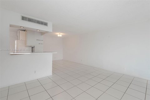 Condo in Key Biscayne, Florida, 2 bedrooms  № 1310415 - photo 9