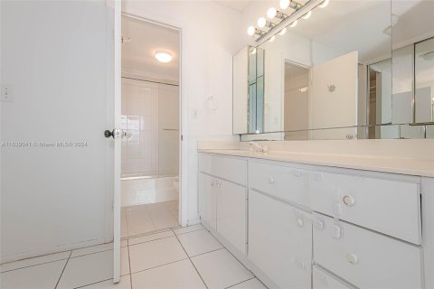 Condo in Key Biscayne, Florida, 2 bedrooms  № 1310415 - photo 19