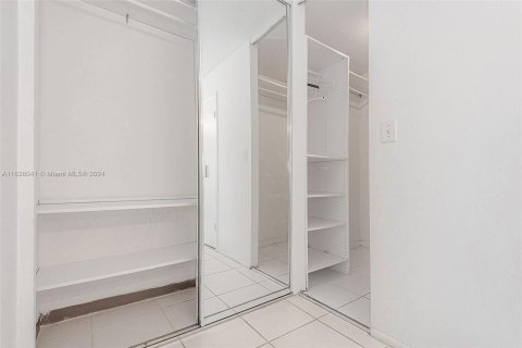 Condo in Key Biscayne, Florida, 2 bedrooms  № 1310415 - photo 21