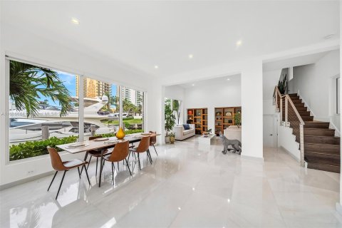 Casa en venta en Sunny Isles Beach, Florida, 4 dormitorios, 277.87 m2 № 1238269 - foto 16