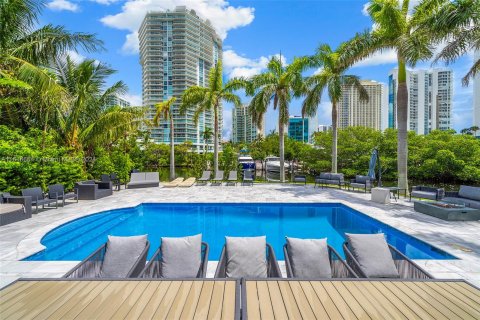 Casa en venta en Sunny Isles Beach, Florida, 4 dormitorios, 277.87 m2 № 1238269 - foto 8