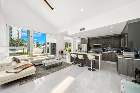 Casa en venta en Sunny Isles Beach, Florida, 4 dormitorios, 277.87 m2 № 1238269 - foto 30