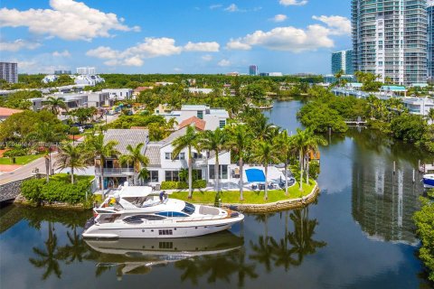 Villa ou maison à vendre à Sunny Isles Beach, Floride: 4 chambres, 277.87 m2 № 1238269 - photo 1