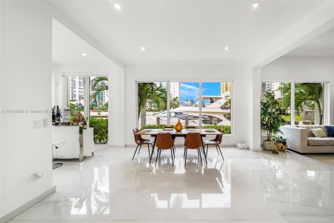 Casa en venta en Sunny Isles Beach, Florida, 4 dormitorios, 277.87 m2 № 1238269 - foto 18