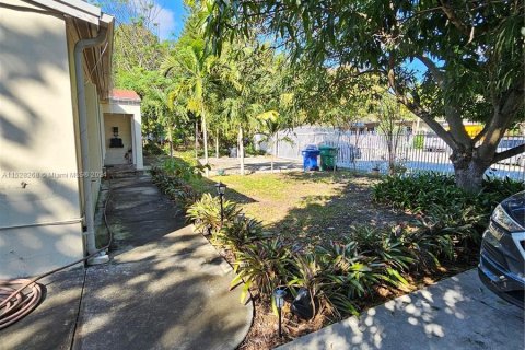 Commercial property in Miami, Florida 142.05 sq.m. № 993491 - photo 5