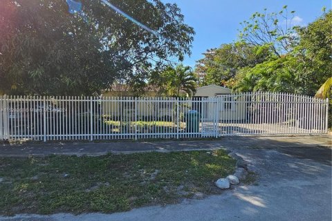 Commercial property in Miami, Florida 142.05 sq.m. № 993491 - photo 15