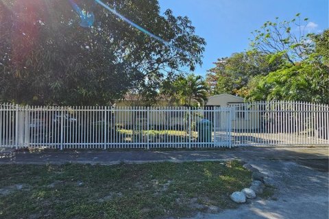 Commercial property in Miami, Florida 142.05 sq.m. № 993491 - photo 14