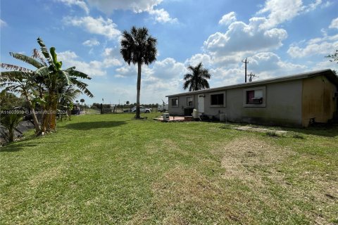 House in Clewiston, Florida 3 bedrooms, 115.94 sq.m. № 1223518 - photo 10