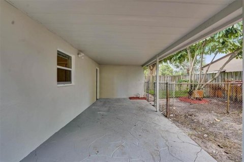 House in Oakland Park, Florida 3 bedrooms, 93.74 sq.m. № 888193 - photo 1