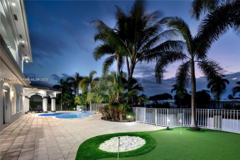 Villa ou maison à vendre à Lighthouse Point, Floride: 5 chambres, 381.74 m2 № 858664 - photo 2