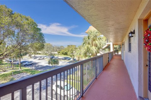 Condo in Tamarac, Florida, 2 bedrooms  № 935277 - photo 3