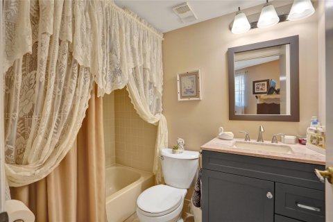 Condo in Tamarac, Florida, 2 bedrooms  № 935277 - photo 15