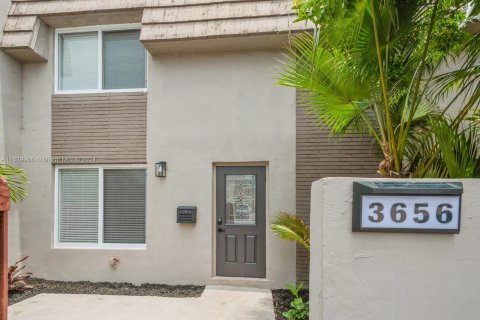 Townhouse in Davie, Florida 3 bedrooms, 119.84 sq.m. № 1315770 - photo 2