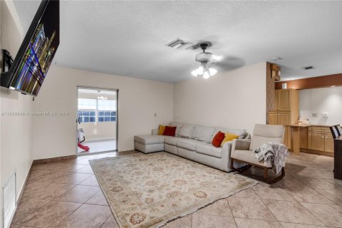 House in Pembroke Pines, Florida 3 bedrooms, 135.64 sq.m. № 1291602 - photo 17