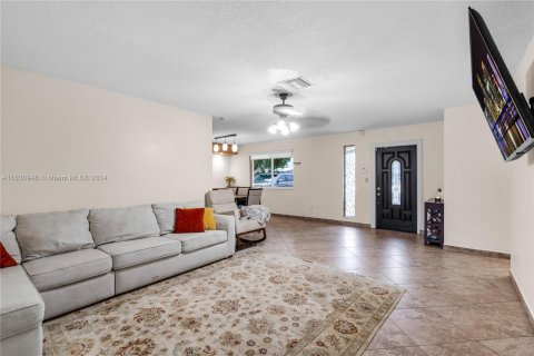 Casa en venta en Pembroke Pines, Florida, 3 dormitorios, 135.64 m2 № 1291602 - foto 18