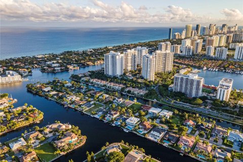 House in Hallandale Beach, Florida 7 bedrooms № 1306147 - photo 14