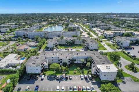 Condo in Palm Springs, Florida, 2 bedrooms  № 1093421 - photo 23