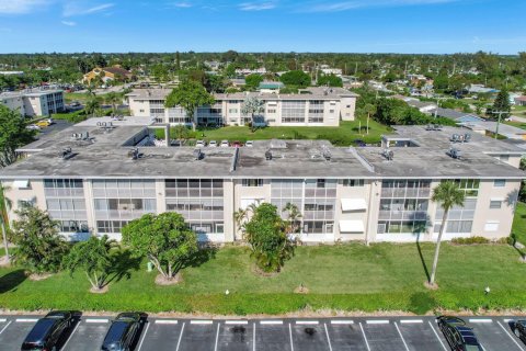 Condo in Palm Springs, Florida, 2 bedrooms  № 1093421 - photo 22