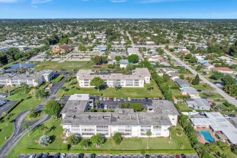 Condo in Palm Springs, Florida, 2 bedrooms  № 1093421 - photo 21