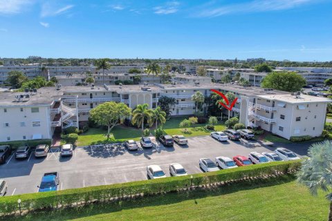 Condo in Palm Springs, Florida, 2 bedrooms  № 1093421 - photo 25