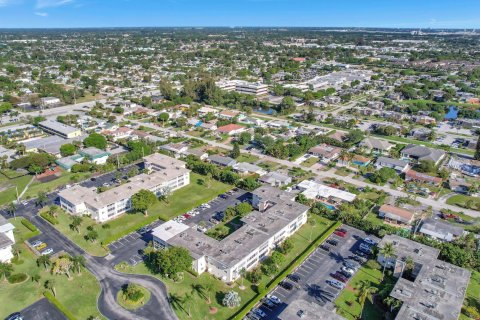 Condo in Palm Springs, Florida, 2 bedrooms  № 1093421 - photo 20