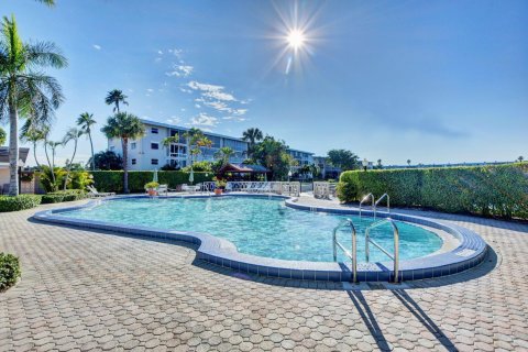 Condo in Palm Springs, Florida, 2 bedrooms  № 1093421 - photo 13