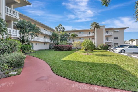 Condo in Palm Springs, Florida, 2 bedrooms  № 1093421 - photo 27