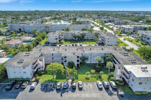 Condo in Palm Springs, Florida, 2 bedrooms  № 1093421 - photo 24