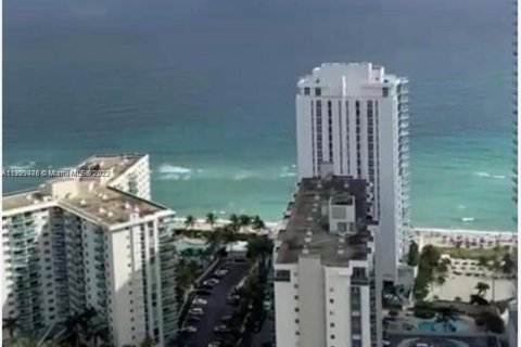 Condominio en alquiler en Hollywood, Florida, 2 dormitorios, 97.92 m2 № 272397 - foto 20