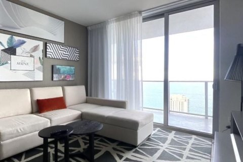 Condominio en alquiler en Hollywood, Florida, 2 dormitorios, 97.92 m2 № 272397 - foto 3